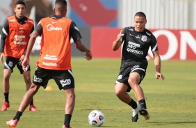 Mandaca durante treino do Corinthians no CT Dr. Joaquim Grava