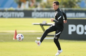 Mateus Vital durante treino do Corinthians no CT Dr. Joaquim Grava