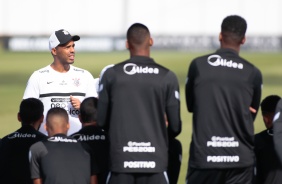 Tcnico interino do Corinthians, Fernando Lzaro, durante treino no CT Dr. Joaquim Grava