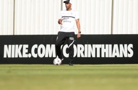 Técnico interino do Corinthians, Fernando Lázaro, durante treino no CT Dr. Joaquim Grava