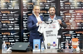 Sylvinho e Dulio na entrevista coletiva do novo tcnico do Corinthians