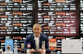 Sylvinho durante a entrevista coletiva como novo tcnico do Corinthians
