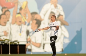 Sylvinho comandando seu primeiro treino como treinador do Corinthians no CT Joaquim Grava