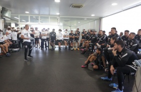 Sylvinho conversa com elenco do Corinthians durante seu primeiro treino como treinador do time