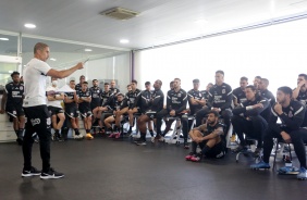 Sylvinho fala com elenco do Corinthians durante primeiro treino sob seu comando