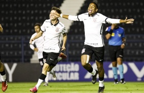 Wesley Teixeira comemorando seu gol na partida entre Corinthians e Vasco, pelo Brasileiro Sub-17