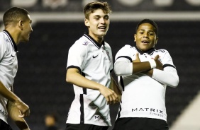 Wesley Teixeira e Breno Bidon comemorando o gol do atacante contra o Vasco, pelo Brasileiro Sub-17