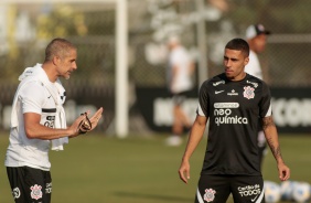 Sylvinho conversa com volante Gabriel durante treino do Corinthians no CT Joaquim Grava