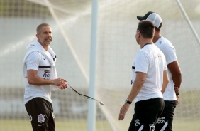 Sylvinho convesa com comisso tcnica durante treino do Corinthians no CT Joaquim Grava