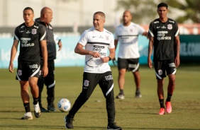 Sylvinho no comando do treino do Corinthians no CT Joaquim Gava