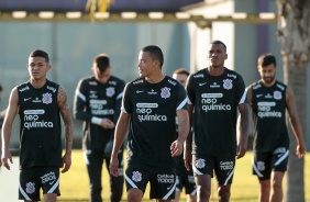 Adson, Mandaca e companheiros durante o treinamento do Corinthians no CT Dr. Joaquim Grava