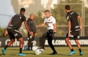 Sylvinho e jogadores durante treino do Corinthians no CT Dr. Joaquim Grava