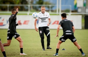 Técnico Sylvinho durante último treino do Corinthians antes da estreia pelo Brasileiro 2021