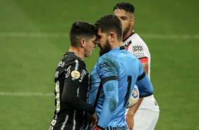 Ángelo Araos se estranhando durante partida entre Corinthians e Atlético-GO, pelo Brasileirão