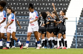 Elenco comemorando o gol de Jheniffer na partida entre Corinthians e Bahia