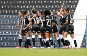 Elenco comemorando o gol de Jheniffer na partida entre Corinthians e Bahia