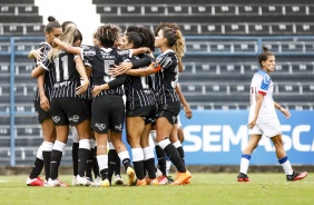 Elenco comemorando o gol de Poliana na partida entre Corinthians e Bahia, pelo Brasileiro Feminino