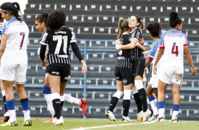 Jheniffer e Erika comemorando o gol da atacante na partida entre Corinthians e Bahia