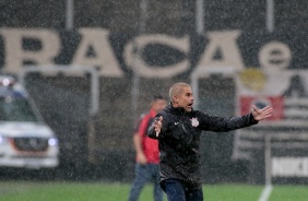 Sylvinho comandou o Corinthians na derrota para o Atltico-GO, pelo Brasileiro