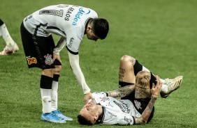 Araos e Luan durante jogo entre Corinthians e Atltico-GO, pela terceira fase da Copa do Brasil