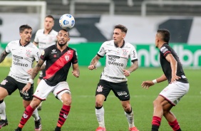 Fagner e Mosquito durante jogo entre Corinthians e Atltico-GO, pela terceira fase da Copa do Brasil