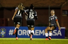Gabi Nunes e Miri comemorando o gol da vitria contra o So Paulo, pelo Brasileiro Feminino