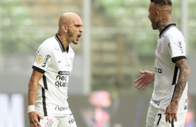 Fbio Santos e Luan comemorando o gol do lateral na partida entre Corinthians e Amrica-MG