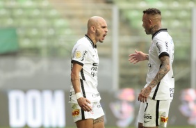 Fbio Santos e Luan comemorando o gol do lateral na partida entre Corinthians e Amrica-MG