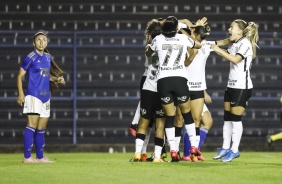 Elenco comemorando o gol de Gabi Portilho contra o Cruzeiro, pelo Brasileiro Feminino