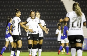 Gabi Nunes comemorando seu gol no duelo entre Corinthians e Cruzeiro, pelo Brasileiro Feminino