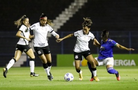 Ingryd e Vic Albuquerque durante duelo entre Corinthians e Cruzeiro, pelo Brasileiro Feminino