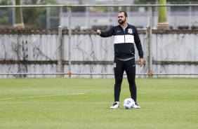 Tcnico Danilo durante treino do elenco de Aspirantes do Corinthians