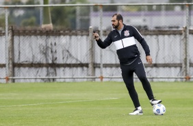 Treinador Danilo durante treino do elenco de Aspirantes do Corinthians
