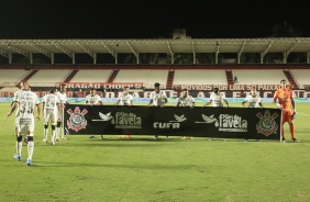 Elenco do Corinthians entra para dar incio  partida contra o Atltico-GO