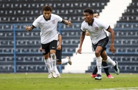 Rafael Bilu e Warian durante jogo entre Corinthians e Santos, pelo Brasileiro de Aspirantes