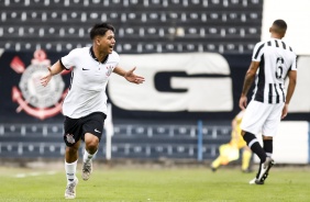 Reifit comemorando seu gol no jogo entre Corinthians e Santos, pelo Brasileiro de Aspirantes