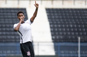 Warian comemorando seu gol no jogo entre Corinthians e Santos, pelo Brasileiro de Aspirantes