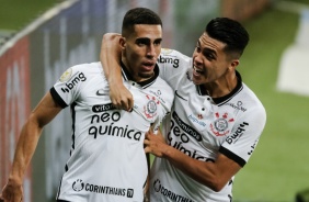 Gabriel e Roni comemorando o gol de empate do Corinthians contra o Palmeiras, no Allianz Parque