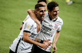 Gabriel e Vital comemorando o gol de empate do Corinthians contra o Palmeiras, no Allianz Parque