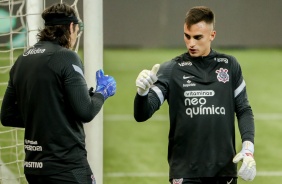 Cssio e Donelli no aquecimento antes do Drbi entre Corinthians e Palmeiras, no Allianz Parque