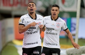 Gabriel e Roni comemorando o gol do volante do Drbi entre Corinthians e Palmeiras, pelo Brasileiro