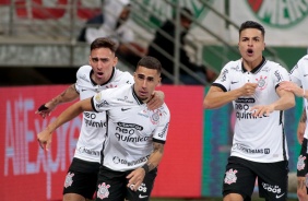 Gustavo Silva, Gabriel e Roni comemorando o gol do volante do Corinthians no Drbi, pelo Brasileiro