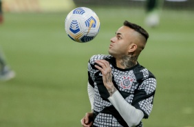 Luan durante aquecimento do Corinthians para o Drbi diante o Palmeiras, no Allianz Parque