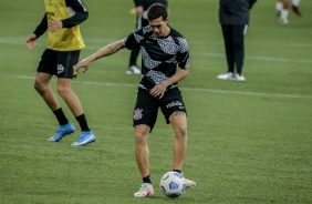 Mateus Vital no aquecimento antes do Drbi entre Corinthians e Palmeiras, no Allianz Parque