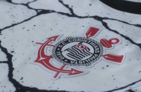 Detalhe do escudo do Corinthians na nova camisa