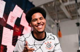 Lucão, poeta, com a nova camisa do Corinthians