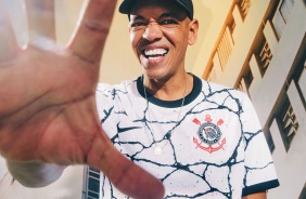 Sandro Testinha, presidente da Associao Social Skate, com a nova camisa do Corinthians