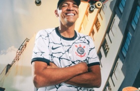 Sandro Testinha, presidente da Associao Social Skate, com a nova camisa do Corinthians