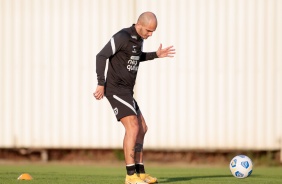 Fábio Santos durante atividades no CT Dr. Joaquim Grava