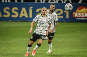 Fábio Santos e Luan na partida entre Corinthians e Red Bull Bragantino, na Neo Química Arena
